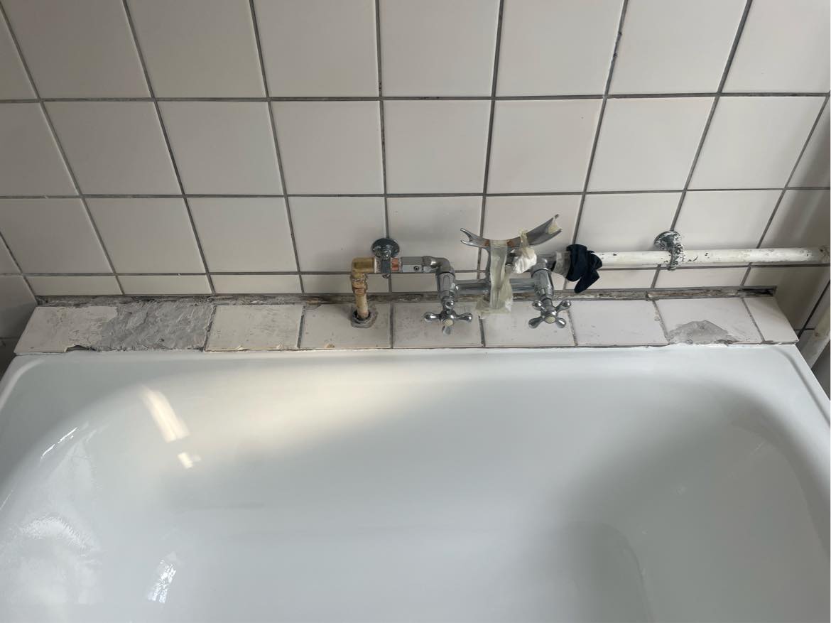 Muret nye fliser på badekarkant