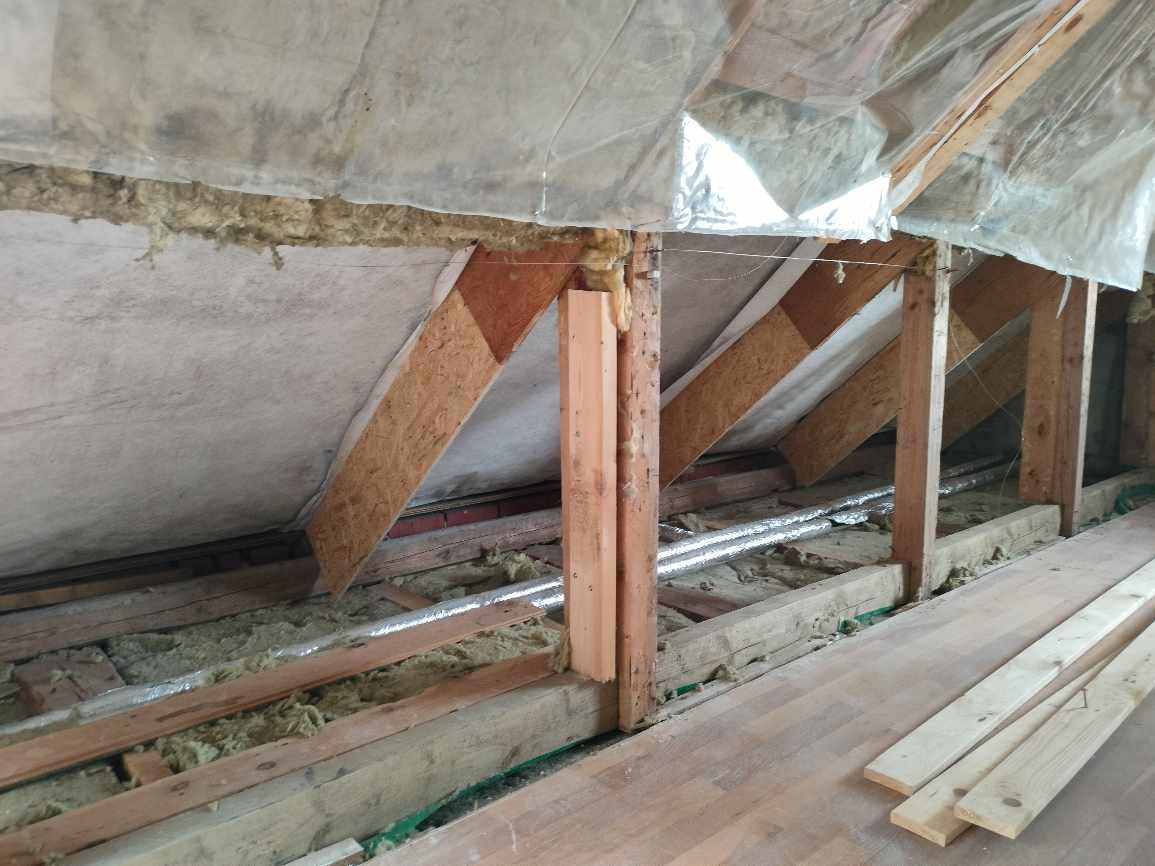 Tømmer til isolering af tag