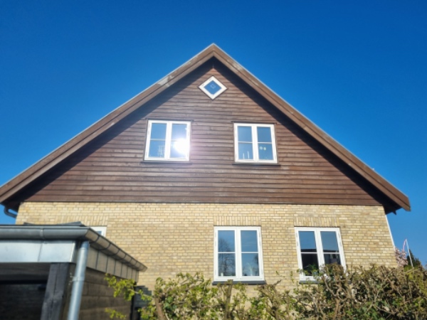 Stillads og maler til hus