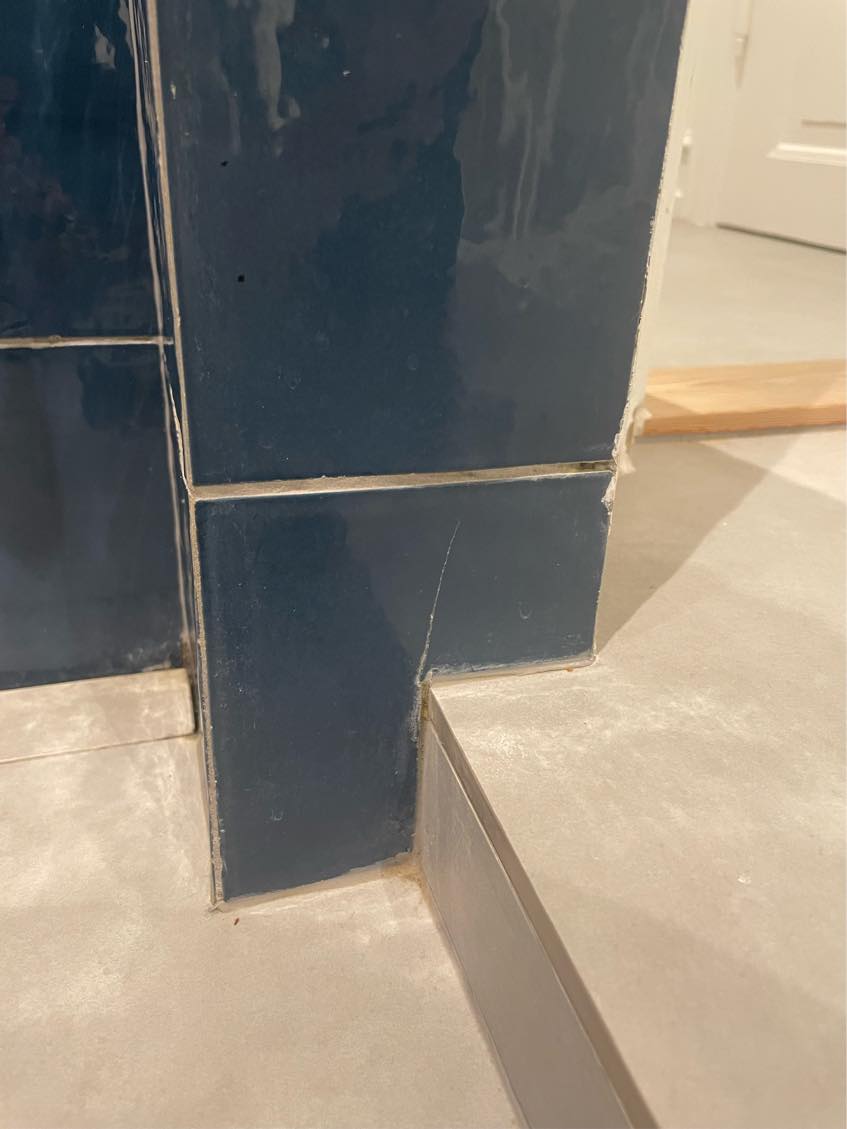 Udskiftning af knækket fliser i bruseniche