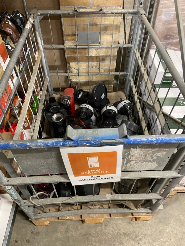 Fjern affald såsom brugte kaffemaskiner, fjernsyn, glas, stiger, osv.