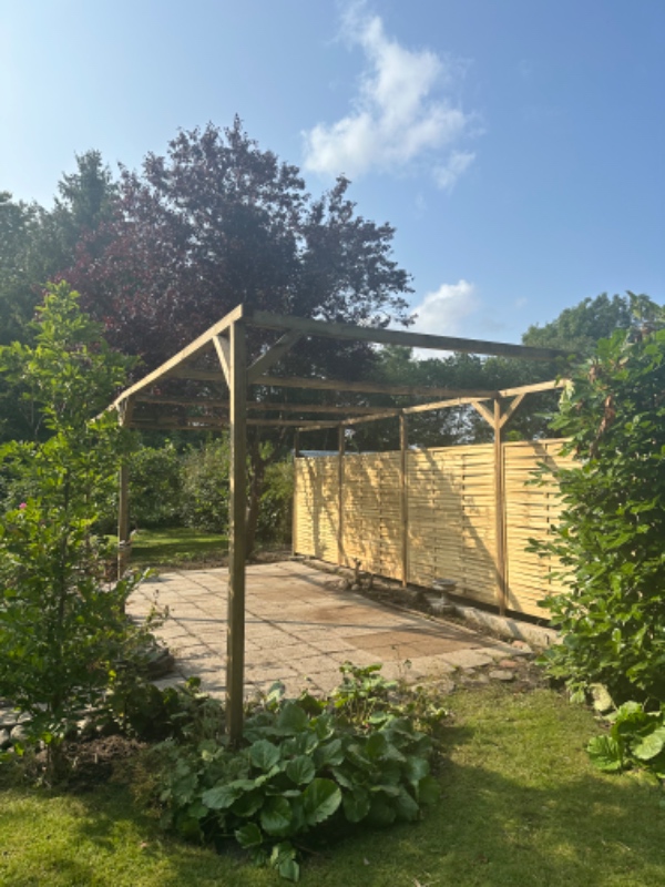 Male pergola og vinduer i sort træfarver