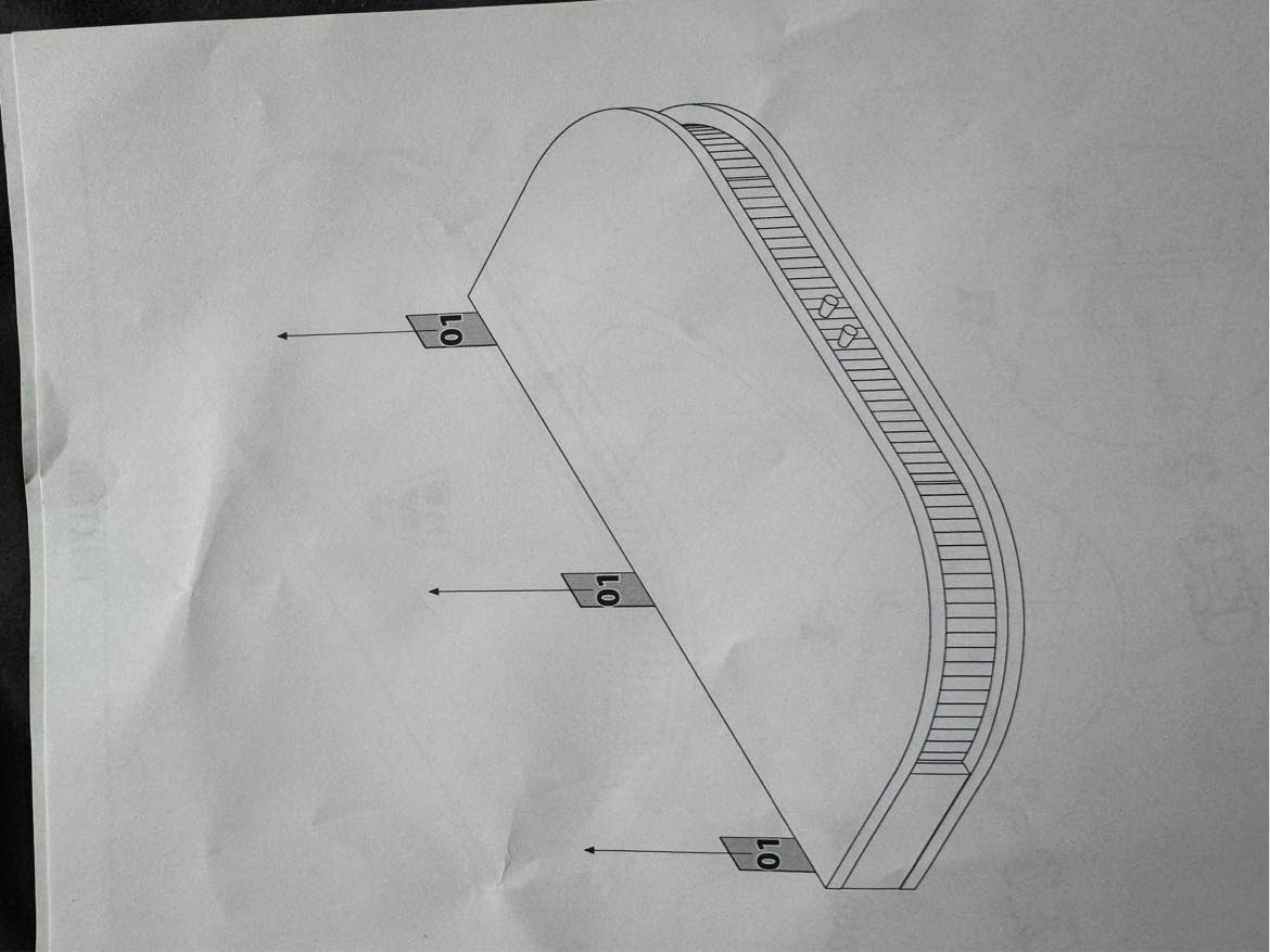 Opsætning af væghængt skrivebord samt akustik panel i beton væg