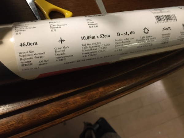 Tapetsering med mønstret tapet på en væg.