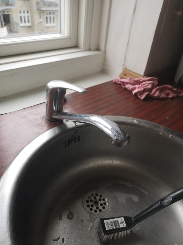 To serieforbundne lamper skal fixes, tre armaturer skal opsættes, et toilet skal udskiftes