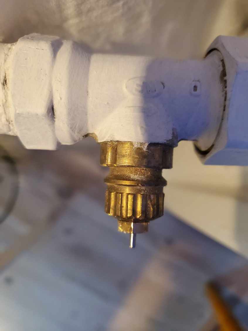 Få indkøbt og udskiftet termostat til radiator, som ikke kan slukke for varmen pt.