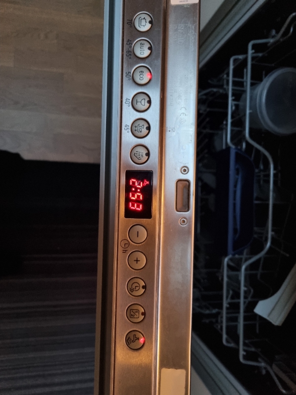 Opvaskemaskine hvor vand ikke vil løbe ud/ ind ?