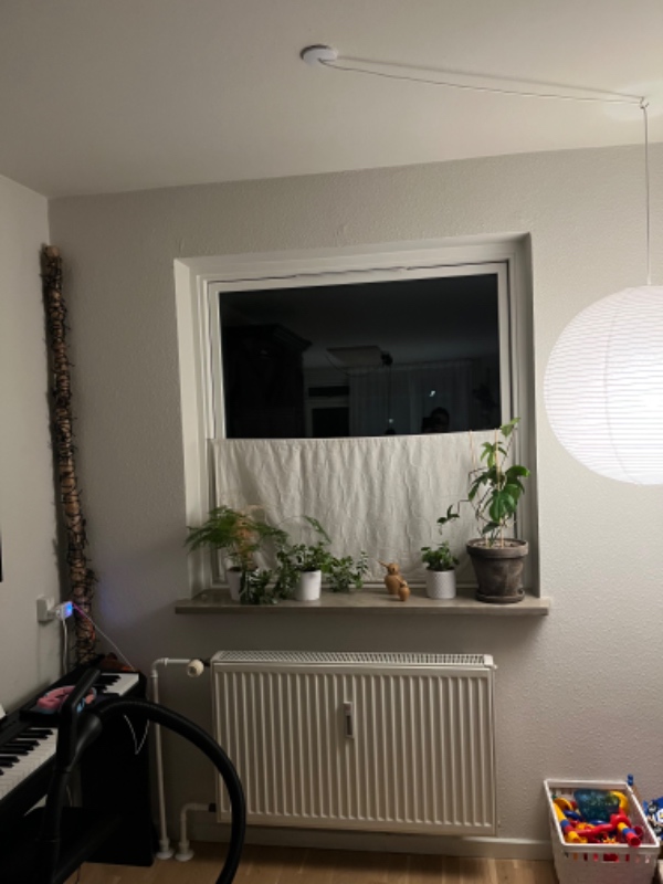 Male gang med trappe og træværk. Spartle mindre stykke med savsmuldtapet