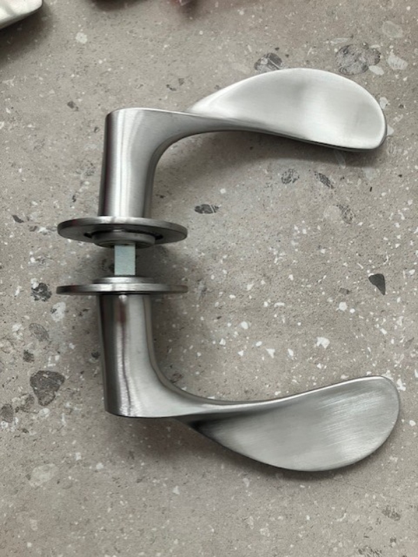 Udskiftning af låsekasser i to indendørsdøre (gamle døre) - så kan få nye dørhåndtag på