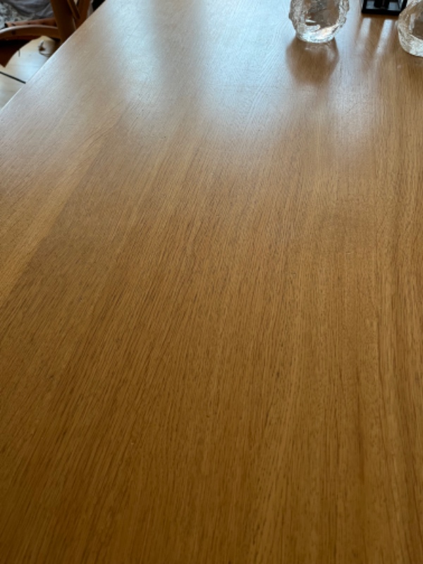 Slibning af spisebord af massiv egetræ