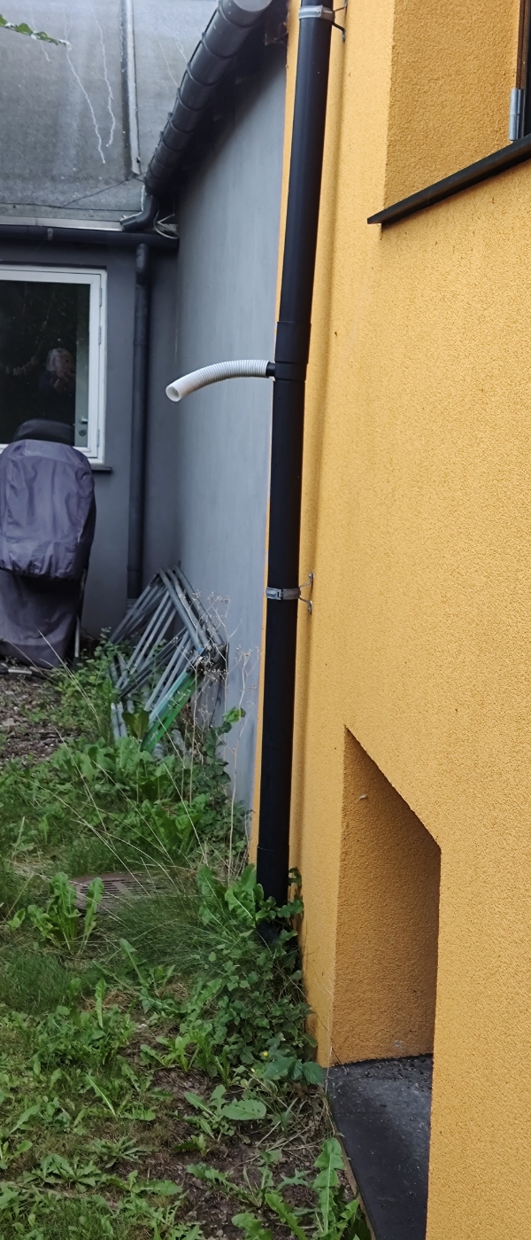 tilsluttet en regnvandopsamler