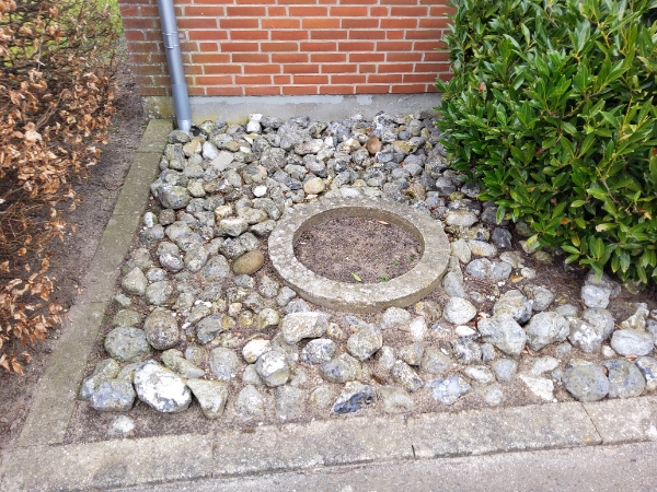 Fliselægning for affaldsbeholdere. Areal 230x160 cm. Fliser 40x40x5 beton fliser.