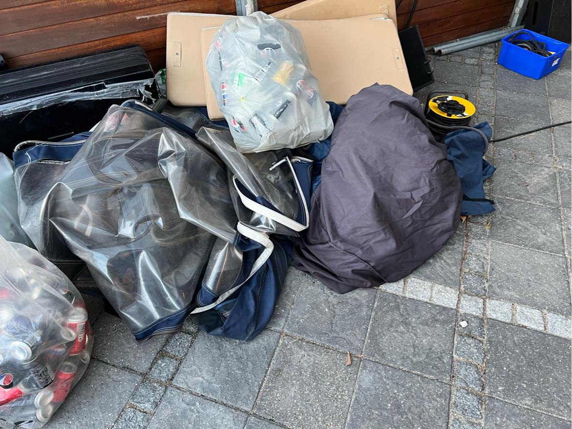 Vækkørsel af affald fra trailer