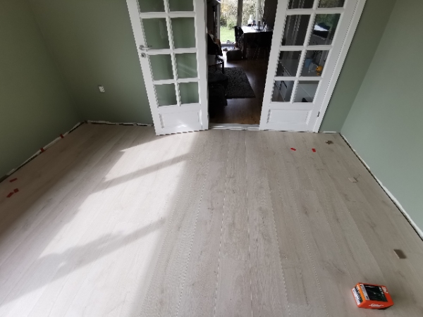 fodpaneler samt overgang mellem rum