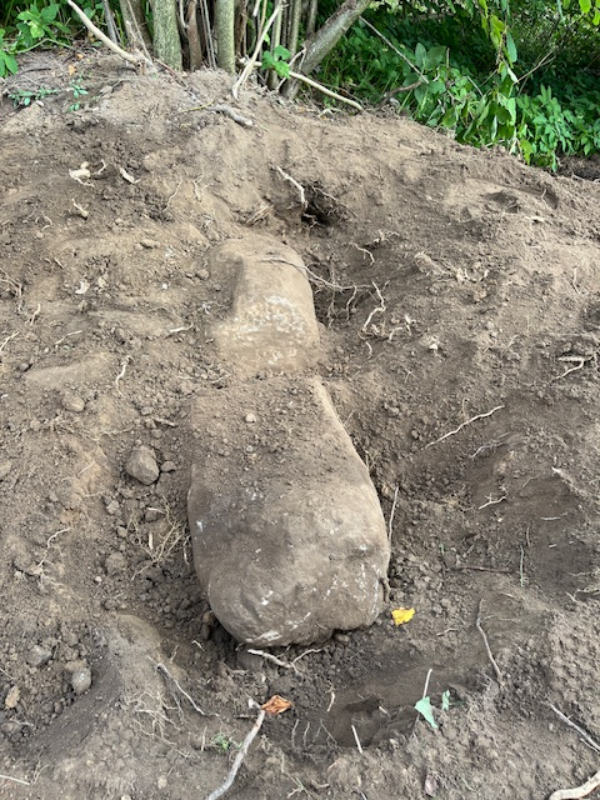 Opgravning og bortskaffelse af to store sten