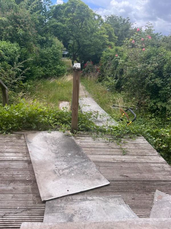 Fjernet byggeaffald, cykel mm fra have