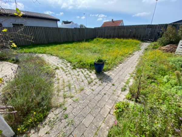 Luge fliserområderne inklusive ordne kanterne på havegangen og slået græs. Gerne med din plæneklippe