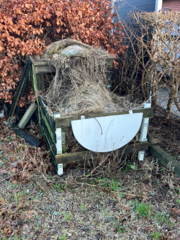 Køre grene, brosten, plade og blade på genbrugspladsen