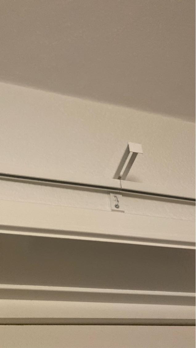 Ophæng af spejl og noget til gardinstang