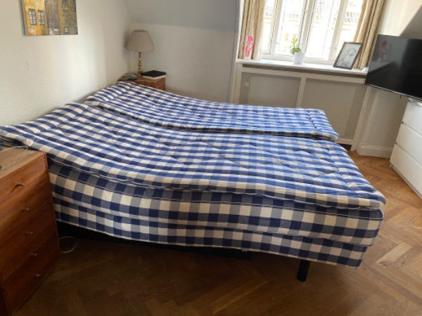 2 elevationssenge båret ned til flyttebil fra 5 sal