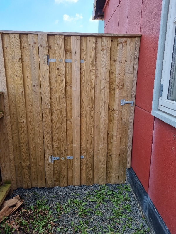 Flytning af havelåge og opsætning af halvtag