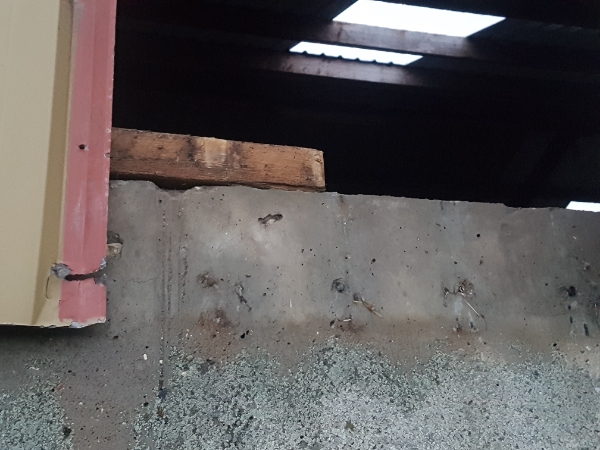 Sætte metalplade fast