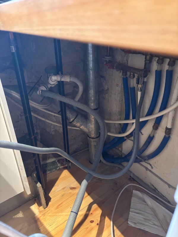 Korrekt installation af afløb på vaskemaskine og opvaskemaskine