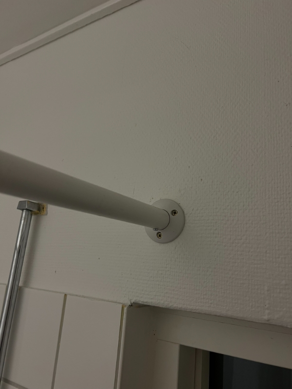 Opsætning af væghængt klapbord (stue), vægthængt plade (badeværelset), forøgelse i højde af gardinstang (badeværelse)