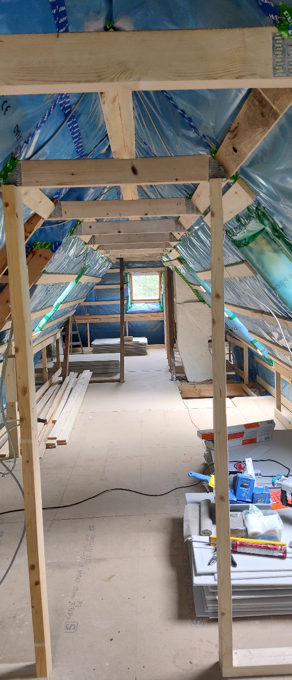 Sætter fibergips op på skråvægge