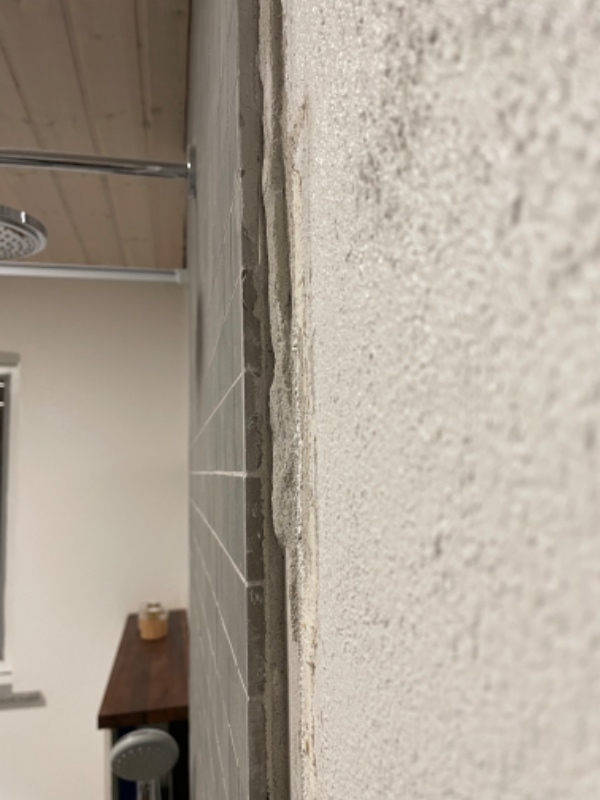 Opretning af væg på badeværelse