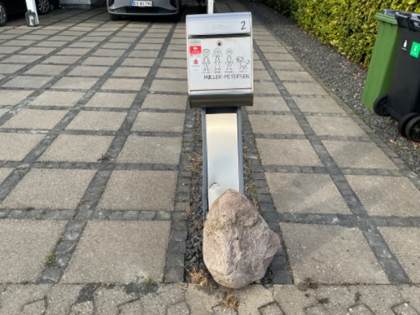 Nedtagning og opsætning af postkasse stander