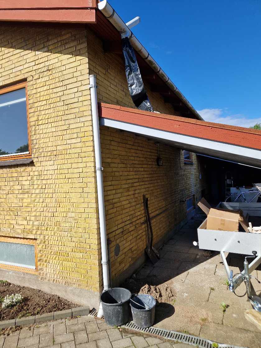 Hjælp til at få lavet nyt nedløbsrør + skiftet en enkelt tagrende.