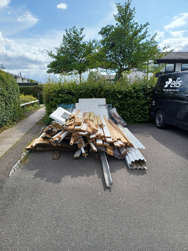 Afhentning af affald fra vej gammel udestue