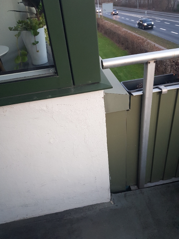 Sat kattenet op på altan . Beton og mursten.  Jeg bor kornvænget. I Ballerup, mod boulevarden