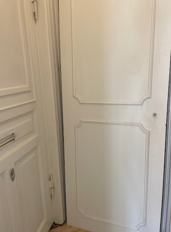 Sætte nye hængsler/beslag på skabsdør