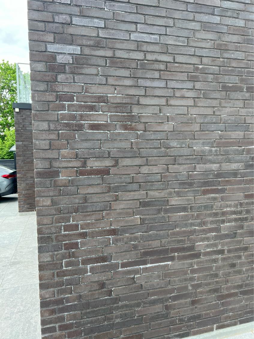 Afrensning af kalkudfældning på murværk