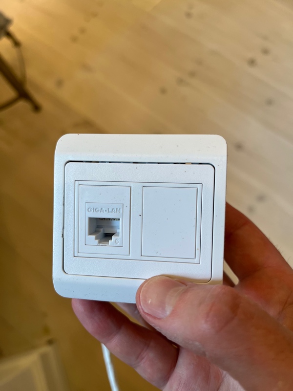 Afkorte ledning til netværksstik og genmontere stik på væggen