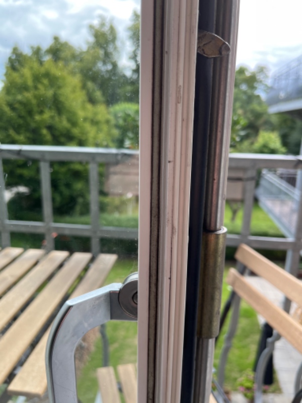 Hej, jeg har en altan skydedør, hvor det ene håndtag ikke kan lukke helt. Olie er prøvet.