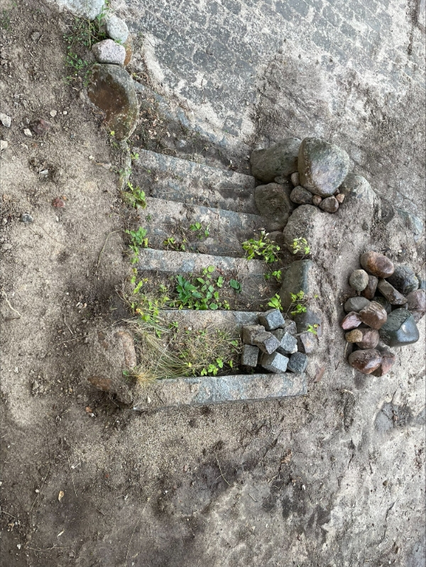 Grave 10 m3 grus (10cm over ca 80 m2) rundt om huset