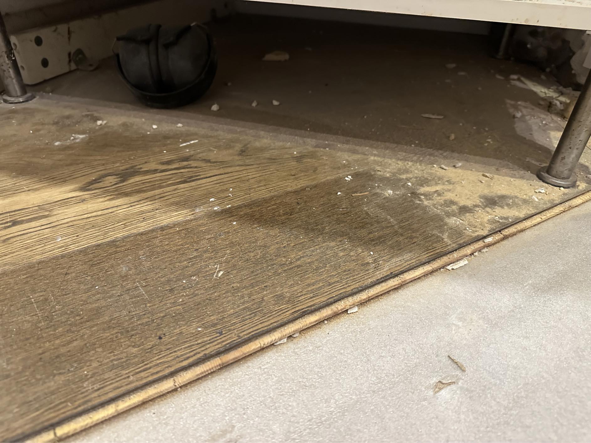 Fjern 1-2 m2 gulv + et lille skab m. vask