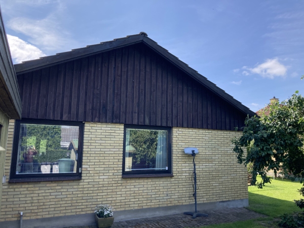 Maling af trægavle på villa