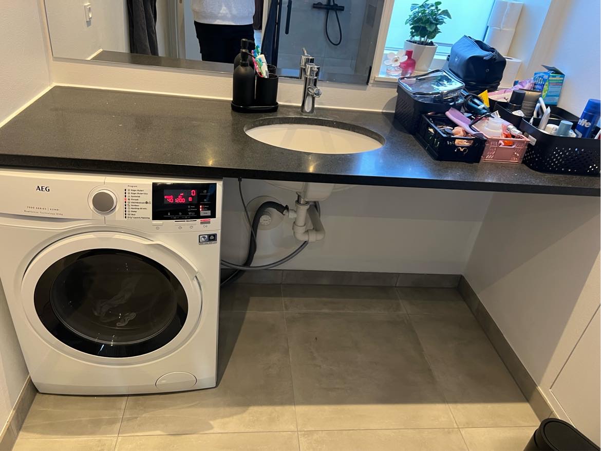 Afhentning og udsmidning af granit bordplade