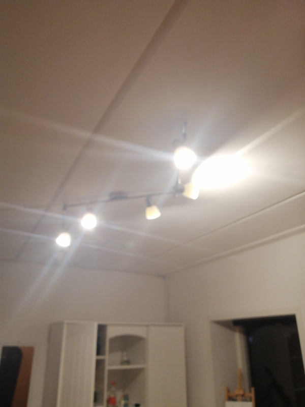 Hænge 6 lamper op, 7 mørklægningsgardiner og 2 persienner