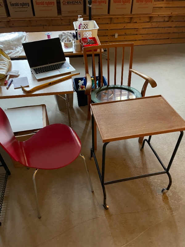 Jeg skal have fjernet butiksinventar og lidt møbler fra Butik til genbrugsstationen.