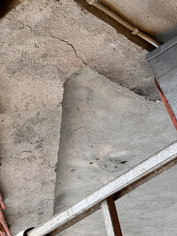 Facade- og sokkelreparation - revner i puds.