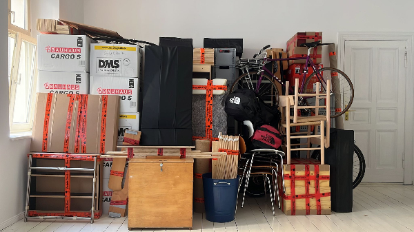 Tømme flyttelæs ind i lejlighed i stueetage( ingen store møbler)