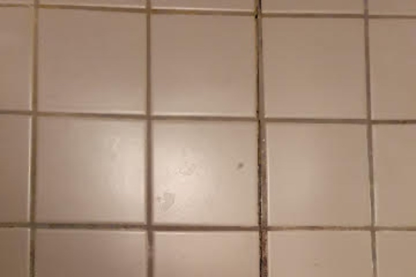 Løse fliser på badeværelset