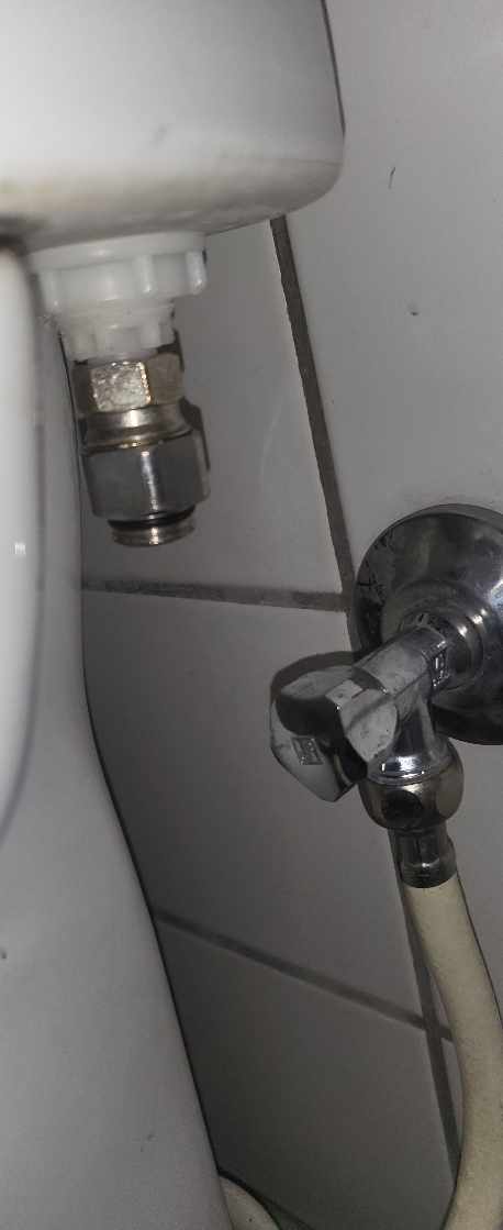 Skruve tilbage vand slange til toilettet