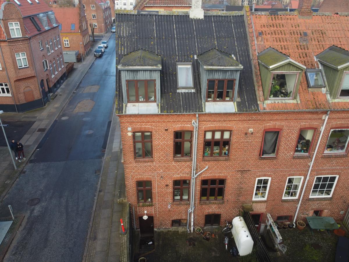 Brænd tagpap oven på 3 kviste og lav inddækning