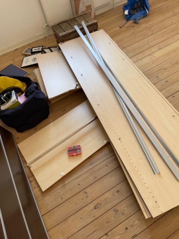 Nedbæring af skabsdele + kørsel til genbrugsstation